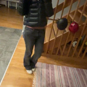 Grå bootcut jeans från Bershka - Säljer ett par gråa jeans från Bershka i storlek 36. Modellen har bootcut-ben och klassisk femficksdesign. Jeansen har dragkedja och knapp framtill, och är tillverkade i mjukt denimtyg som sitter snyggt på kroppen. Likadana som dom ljusblå på min profil!!