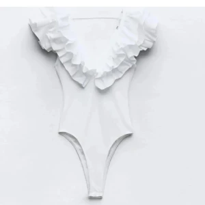 Volang body - Säljer denna super populära bodyn ifrån zara, kontakta/buda om du är intresserad !! storlek S/36. Super bra skick, inga fläckar eller liknade.