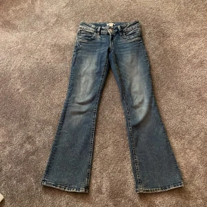 Gina Tricot jeans🩵 - Jag säljer ett par Gins Tricot jeans i storlek 158. Dessa jeans har jag blivit för stor för men jag älskade dem när jag väl hade dem🩵