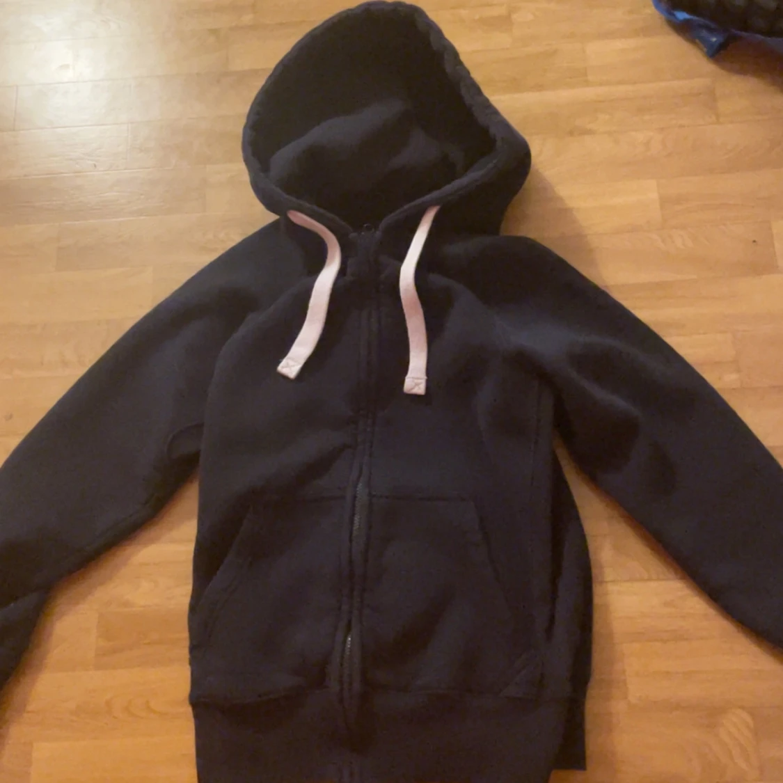 Svart hoodie från Russemerch, stl S