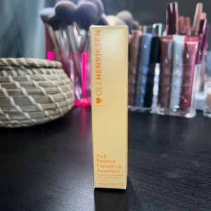 Ole Henriksen Pout Preserve Lip Treatment - Pout Preserve Peptide Lip Treatment från Ole Henriksen i en snygg gul förpackning. Innehåller 12 ml och är ett återfuktande läppbalsam med peptider som ger mjuka och smidiga läppar. Perfekt för dig som vill ha extra vård till läpparna.
