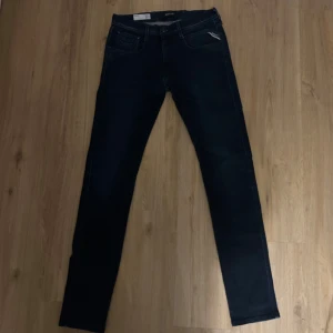 Replay Anbass mörkblå slim jeans 33/34 - Väldigt snygga Replay jeans som är sparsamt använda. Hyperflex.