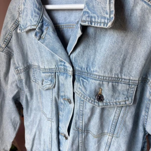 Ljusblå jeansjacka från Gina  - Säljer en klassisk ljusblå jeansjacka från Gina i storlek M🩷Jackan har två bröstfickor med knappar, snygga sömdetaljer och silverfärgade knappar framtill. Perfekt oversized look och passar till allt. Snygg att slänga över en hoodie eller t-shirt🫰