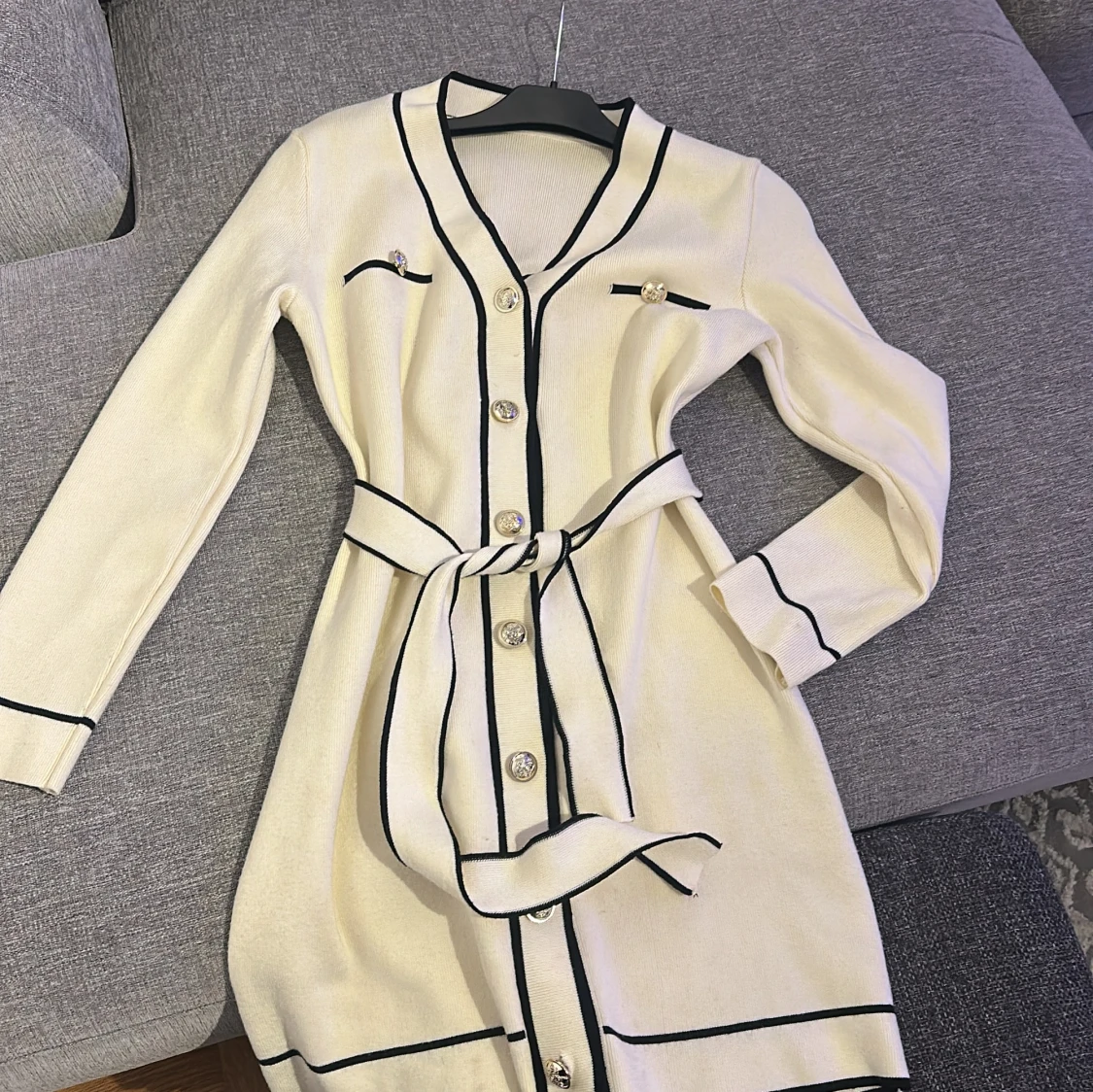 Vit stickad klänning med knappar från SHEIN