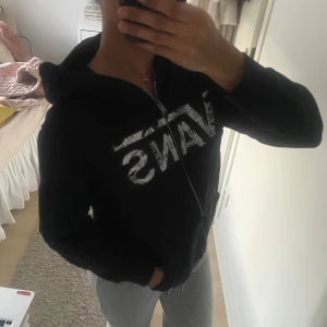 Vans kofta - Gott skick! Är i strl medium i barnstorlek, vilket jag skulle säga ungefär efterliknar en xxs🖤