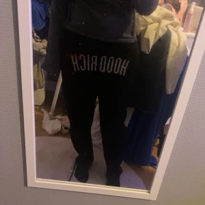 Hoodrich byxor - Säljer hoodrich byxor köpa från Jd, storlek S. Använts lite, har pyttelitet hål men syns inte när man använder sen fått lite hårfärg på men syns knappt. Pris går att diskuteras.
