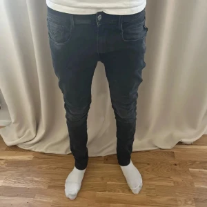 Replay Anbass W31 - Säljer ett par riktigt feta Replay Anbass jeans i storleken w31 och l32. Skriv vid minsta fråga!