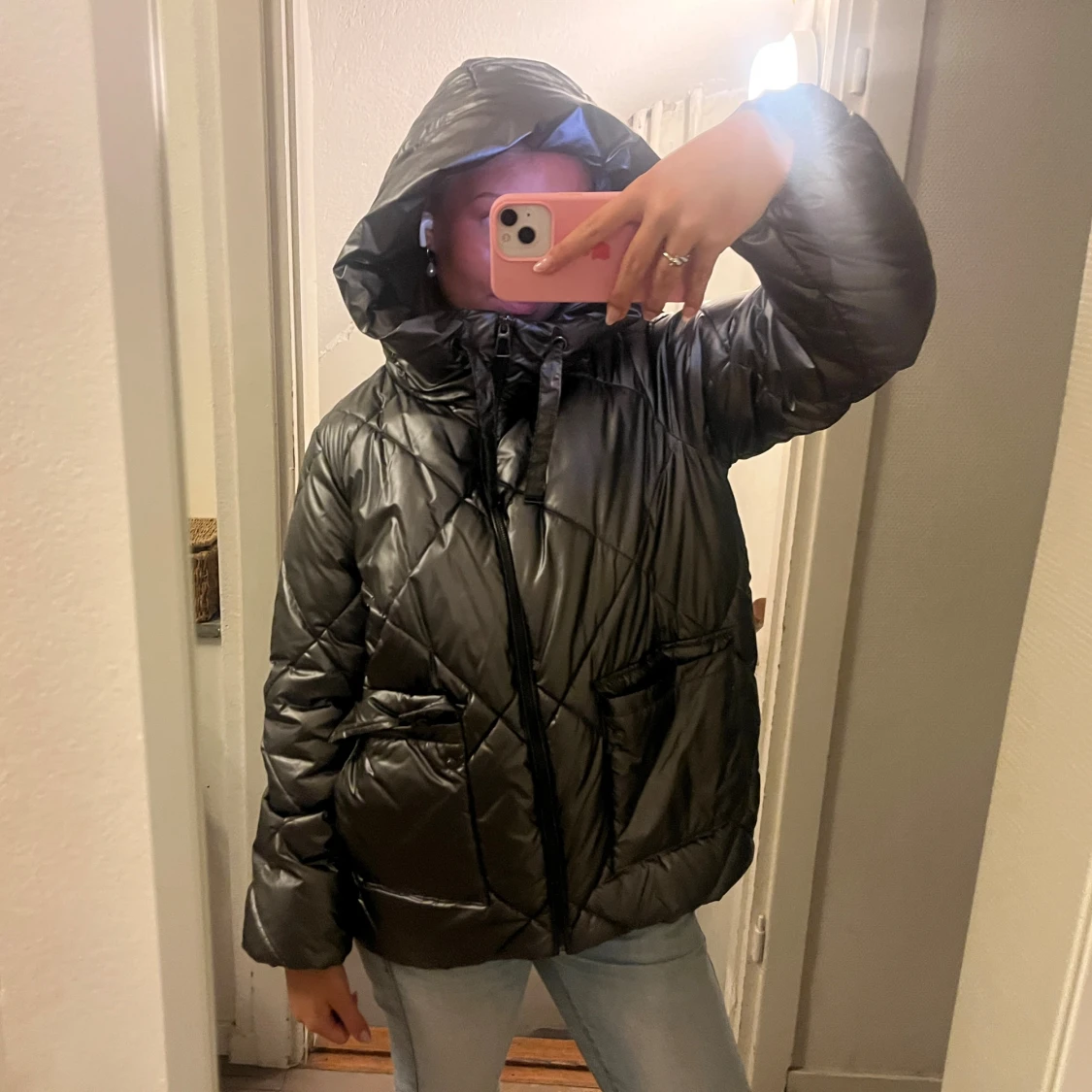 Svart quiltad pufferjacka med huva - 1