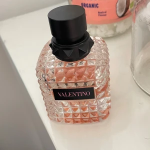 Valentino parfym med rosa ton - Valentino parfym , super fräsch och lycklig doft. Mer än hälften av flaskan kvar. 