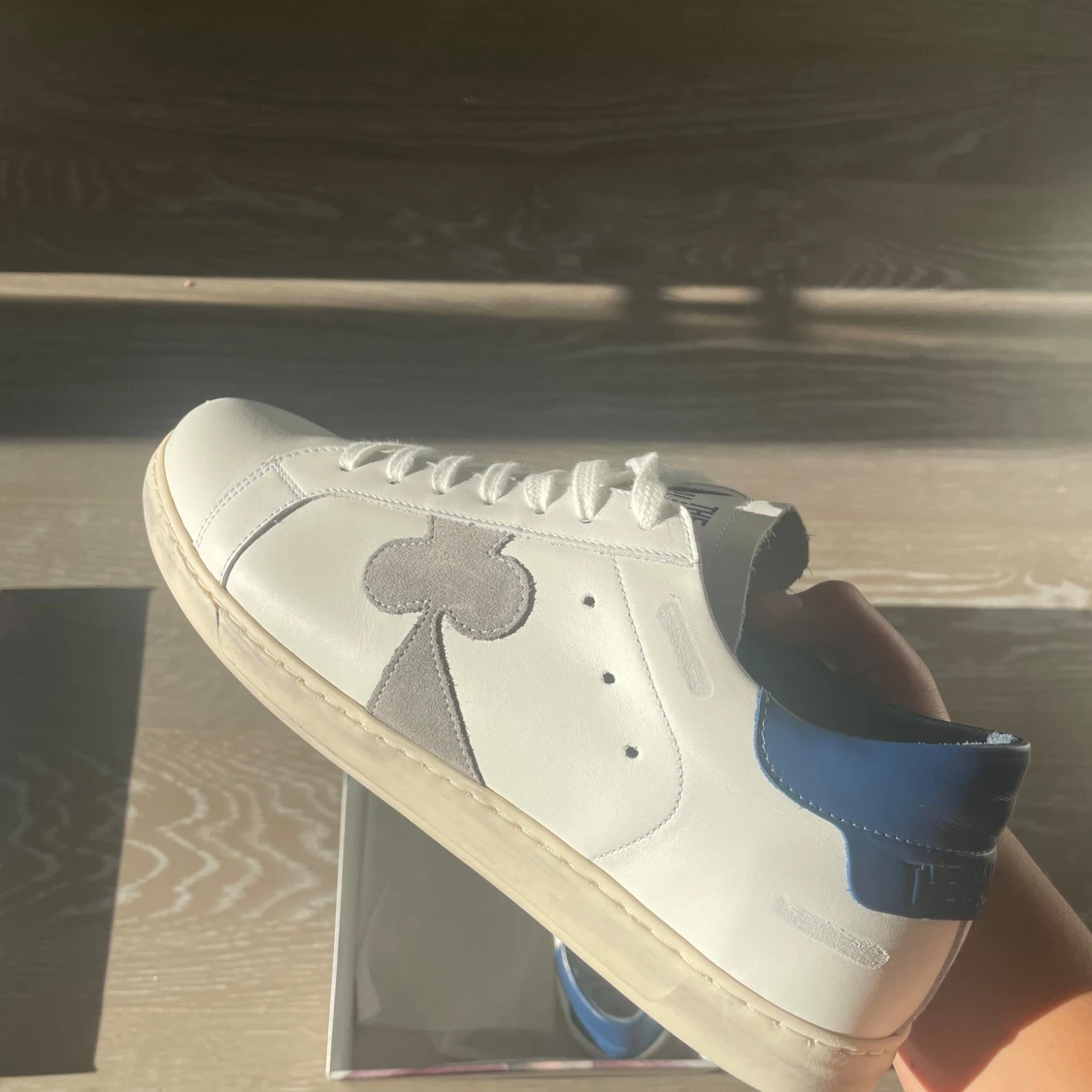 Vita sneakers från The Gallerist - 1