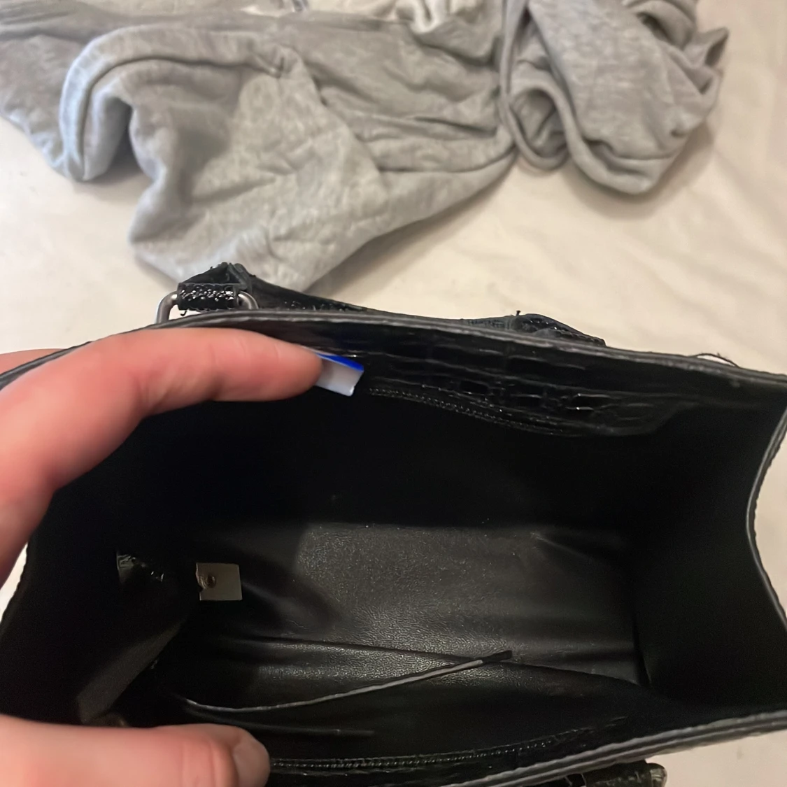 Svart handväska i croco-mönstrat skinn - 2