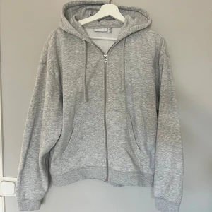 Grå zip hoodie - Säljer en grå hoodie från Weekday i storlek S. Väl använd och i bra skick, inga defekter. Säljer då jag växt ur den. Nypris 470kr. Skriv vid frågor💞