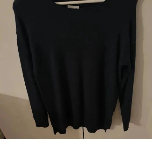 Stickad tröja  - Marinblå stickad tröja i nyskick