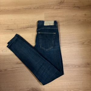 Tiger of Sweden Jeans - Mörkblåa Jeans av Tiger of Sweden. Storlek 28/32. Skick 10/10. Nypris ~ 1600. Mitt pris - 299 Hör av dig vid frågor✌🏻