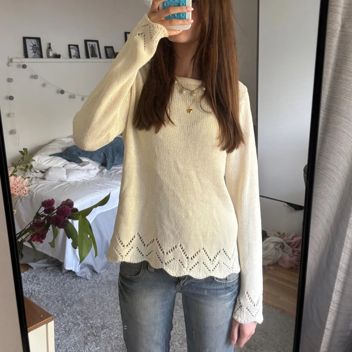 Stickad tröja med detaljer