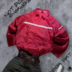 Röd Nike vindjacaka  - Storlek M - Passar vanlig M, super snygg vindjacka från Nike