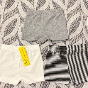 3-pack baby shorts i polyster och bomull - Tre par mjuka och bekväma shorts i 50%bomull 50% ployster