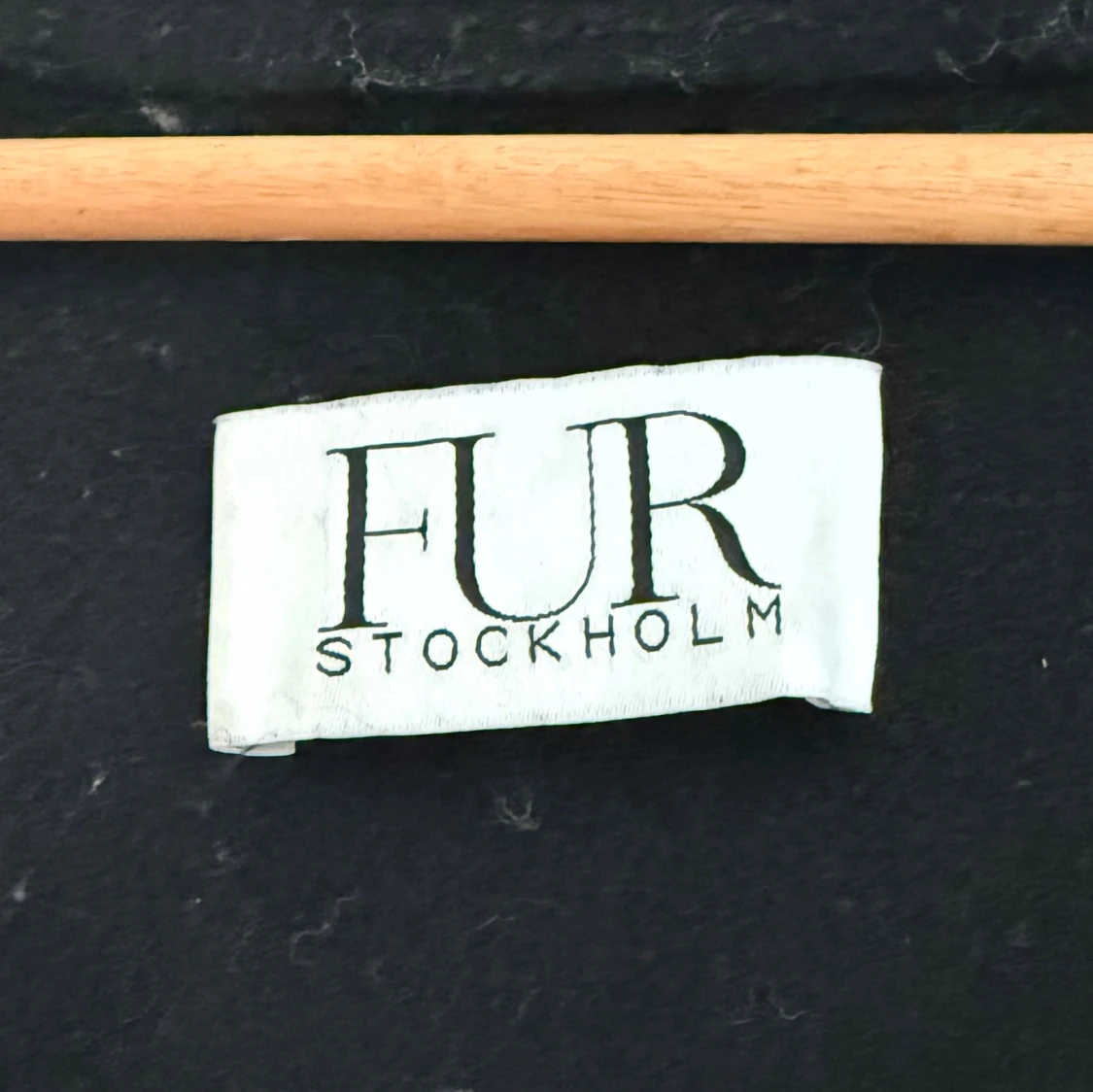 Svart kappa med päls från FUR Stockholm - 3