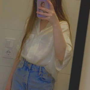 Vit kortärmad skjorta  - Vit skjorta med korta ärmar och klassisk krage, knappt använd, vilket är därför den är skrynklig men gör att fixa enkelt det är inget permanent. Katt finns i hemmet!