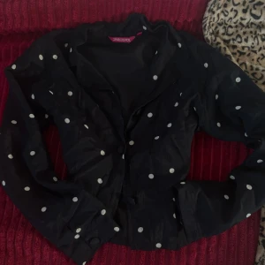 Prickig kavaj strl M - Feeeett söt !! Inte använd