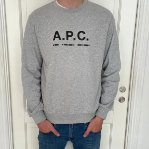 A.P.C. Crewneck - Skick 10/10 (Helt ny!) Nypris ca 3000kr, säljer endast för 1299! Hör av dig vid frågor! 