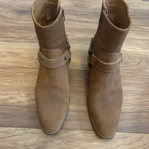 Saint Laurent paris wyatts - Feta wyatt boots från Saint laurent Paris, designade av Hedi Slimane. Tyvärr ingen box. Kan lösa en lite bättre deal vid snabb affär!