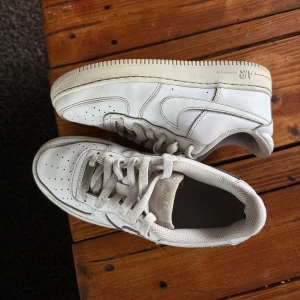 Nike air force 1 - Säljer mina air force i storlek 38 då de inte kommer till användning. Skorna är i rätt bra skick förutom små skavanker (se bild). 💕 Skriv för mer info. (bilder på loggor och etiketter finns)💕