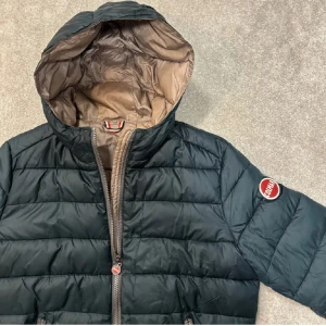 Mörkgrön colmarjacka  - Säljer min mörkgröna colmarjacka då den inte kommer till användning. Använd fåtal gånger och köpte den här på Plick men då var den nyskick! Det är en kvinnomodell men passar killar också! 