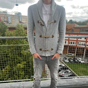 Fet cardigan - Riktigt fet cardigan perfekt inför hösten. Bra passform och bra skick i storlek S men sitter mer som M, Modellen på bilden är 189 cm lång. 