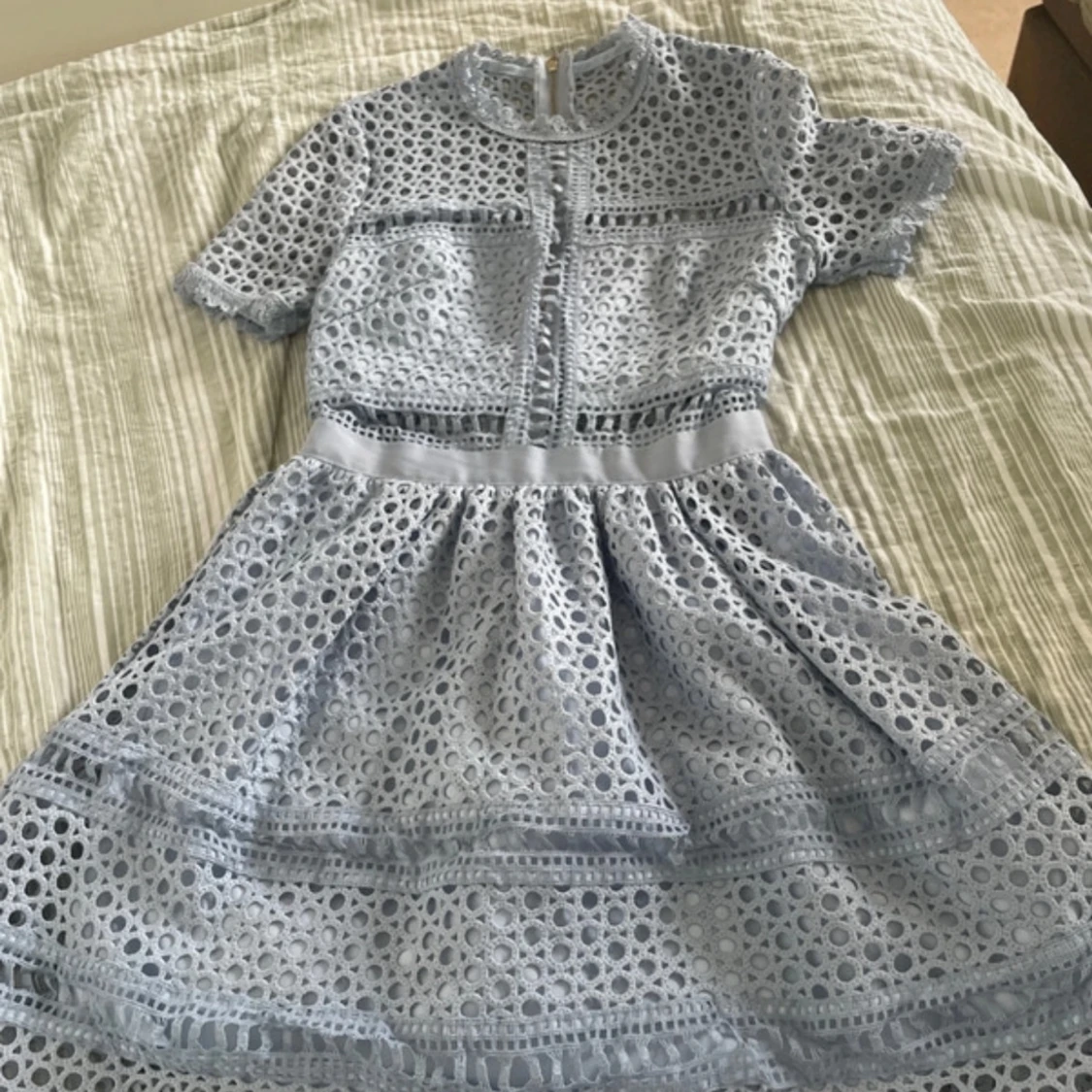 Ljusblå spetsklänning med kort ärm