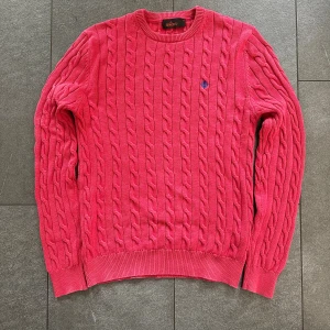 Rosa Kabelstickad Morris Tröja (Herr M/S) - Superfin rosa/röd kabelstickad tröja från Morris. Tröjan är i gott skick och är i storlek M men sitter som S