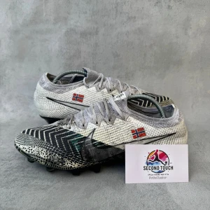 Nike mercurial - Nike mercurial vapor 13. Skorna är använda och en dobb är skadad. Men fortfarande gult spelbara