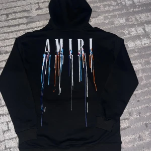 Amiri hoodie - Detta är en Amiri hoodie som är väldigt eftertraktad och sällsynt. Hoodien är använd 1 gång och är i toppskick. Hoodien är i storlek M och sitter jätte skönt och topp kvalite. Pris kan diskuteras.