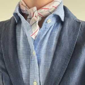 Randig scarf från Jacob Cohën - Exklusiv scarf från Jacob Cohën i tunn och mjuk bomull. Mönstret går i vitt med blå och röda ränder samt små prickar, avslutat med en stilren blå kant. En lätt och smidig accessoar som känns lyxig mot huden och enkelt kan lyfta vilken outfit som helst.  Perfekt att bära runt halsen för en fräsch och elegant look, eller som näsduk i kavajens bröstficka. Storlek: 55 x 55 cm.