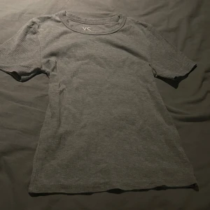 2 tröjor - grå & blå - Två basic t-shirts från New Yorker i storlekarna XS och S. Ena är grå och den andra mörkblå, båda med rund hals och korta ärmar. Materialet är mjuk bomull med lätt ribbad struktur💕SÄLJER DE TILLSAMMANS
