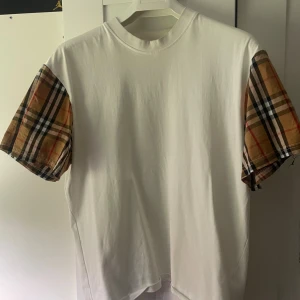 Vit burburry T-shirt  - En vit nästan oanvänd burburry tshirt .