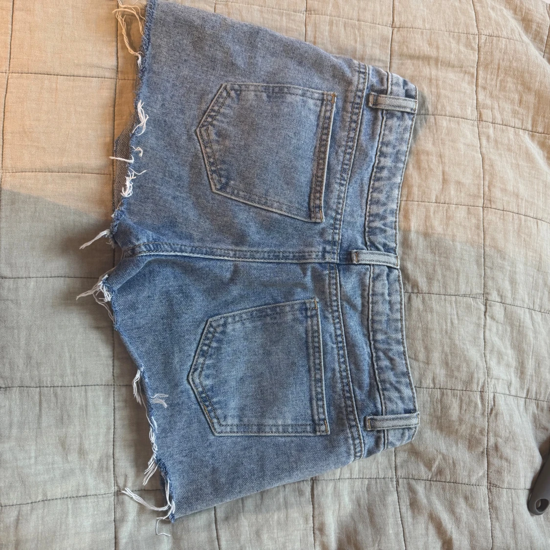 Blå jeansshorts med slitna detaljer - 1