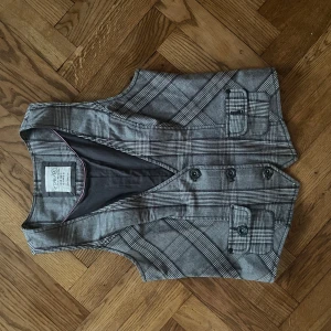 Rutig väst från espirit - Knappt använd, liten fläck på men syns bara på nära håll, sann till storlek