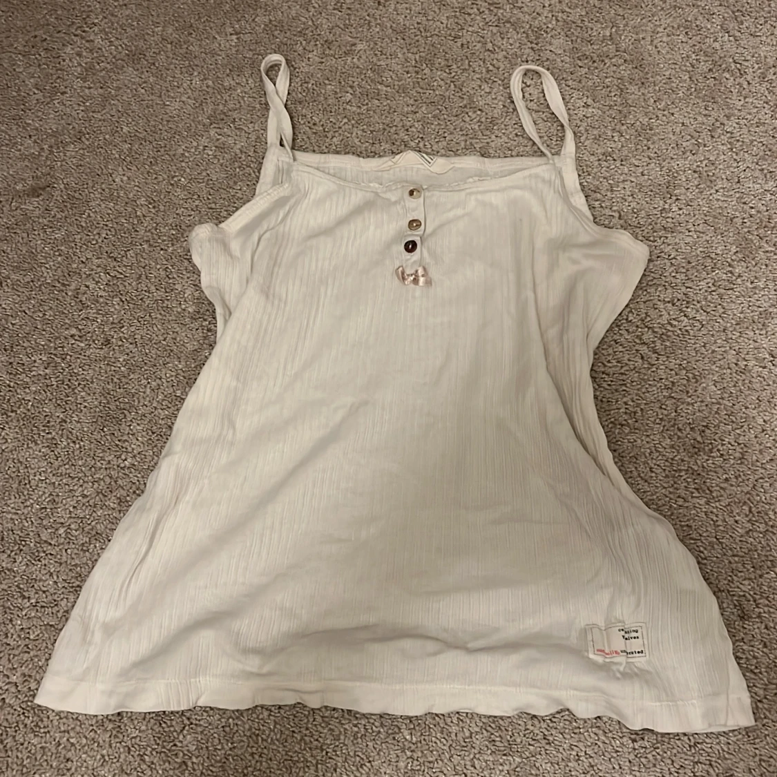 Vit ribbad linnetopp med knappar