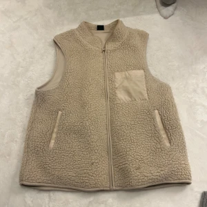 Teddy väst - Säljer min älskade teddyväst från Gina då den inte kommer till användning lika mycket. Har två fläckar som var där när jag köpte den av en annan tjej