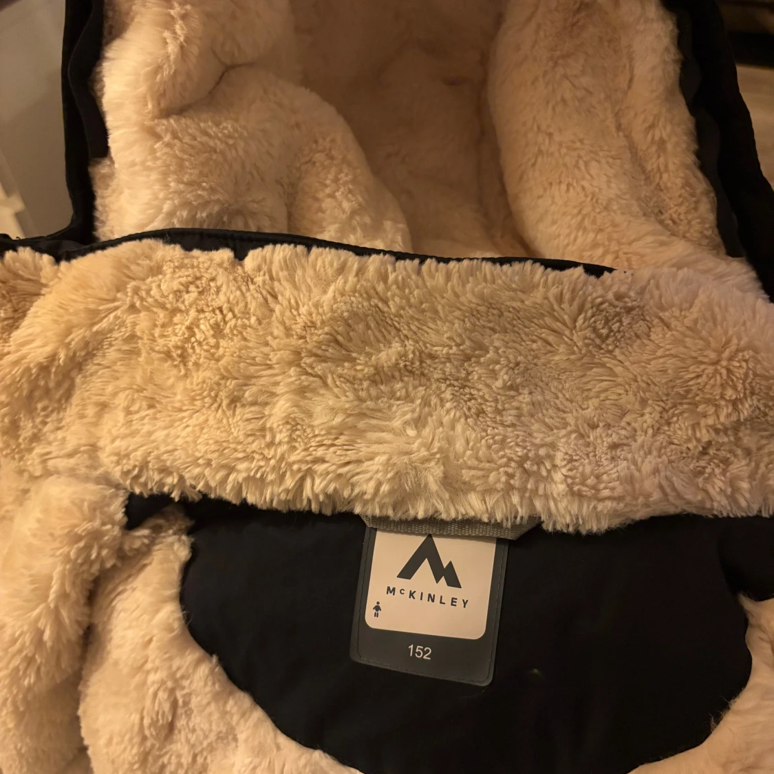 Svart parkasjacka med teddyfoder - 4