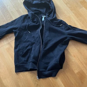 Zip hoodie - En riktigt snygg och fräsch zip hoodie storlek 170 funkar även till XS. Den har knappt används om du vill ha mer bilder eller vid den minsta frågan får du mer än gärna skriva till mig!😁