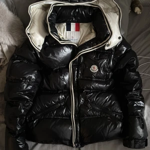 Moncler jacka  - Moncler branson jacka ( Äkta) fint skick har andvänt den varsamt. 