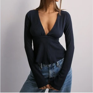 Nelly tröja - Säljer denna trendiga tröja från Nelly. 