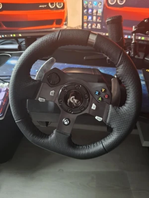 Logitech G920 Driving Force Racing Wheel - Komplett Logitech G920 racingratt med pedaler och växelspak. Passar Xbox och PC. Ratten har force feedback, pedaler i metall och separat växelspak. Allt är i mycket gott skick utan synligt slitage, använt fåtal gånger efter inköp i höstas