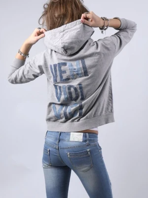 Unik grå hoodie med jeanstext - Otroligt fin och unik hoodie med jeans detaljer på ryggen. Texten som står på ryggen är ”VENI VIDI VICI”!!  - Storlek: S - Modellen är 175 cm för referens och bär vanligtvis XS-S!!  Hoodien är i jättebra skick och har inga defekter (vad vi märkt)!!  Vid frågor eller funderingar - tveka inte att höra av dig🪽