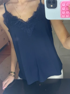 Mörkblått linne med spets - Säljer ett mörkblått spets linne! Jättebra skick, knappt använd! Storlek S