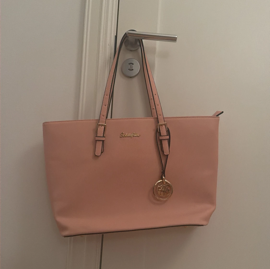 Rosa handväska från Schulzignac