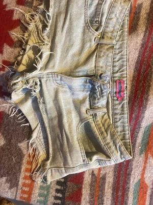  jeansshorts från Edikted - Säljer ett par ljusblåa jeansshorts från Edikted. Shortsen har låg midja och är korta. Perfekta för sommaren eller utlandsresan. Finns ett litet hål på insidan på varje sida pga att de var för stora för mig och jag använde ett snöre i midjan, men det är ingenting som syns på utsidan. Använda ett fåtal gånger.  Orginalpris 705:-. Ditt pris 400:- vid frågor skicka dm