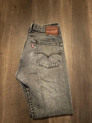 Levi's 501 grå jeans 31/32 - Säljer ett par Grå Levi’s 501 jeans | Dem är i bra skick | Storleken är W31 L32.                             Tveka inte på att skriva vid ytterligare frågor!😁